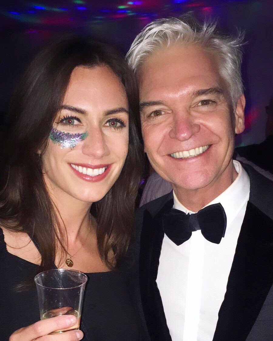 IamSarahDuffy's tweet photo. With the ultimate ice king @Schofe ⛸ 🙌🏻 #dancingonice #thismorning #morelikelastnight https://t.co/RrU0wzBT9j