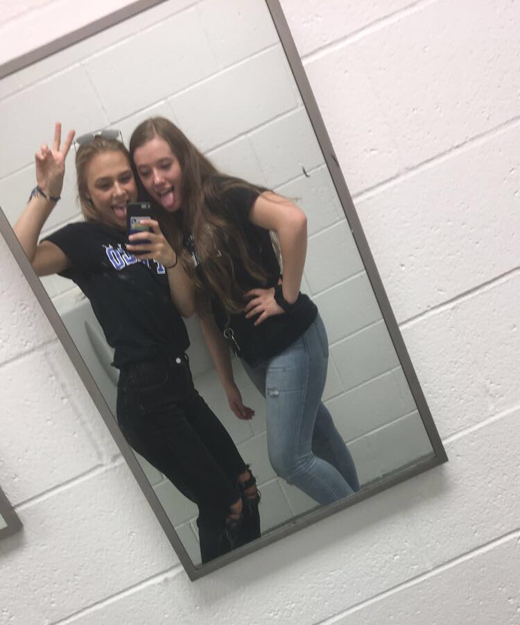 cassidy_schn's tweet photo. Happy birthday scum 🎉🎈 @skylarkowalczyk https://t.co/4uQ5becN4H