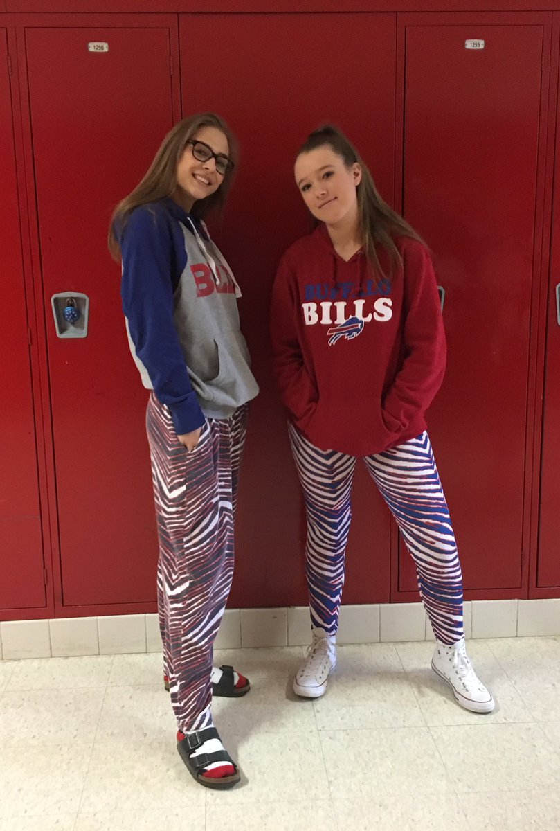 cassidy_schn's tweet photo. Happy birthday scum 🎉🎈 @skylarkowalczyk https://t.co/4uQ5becN4H