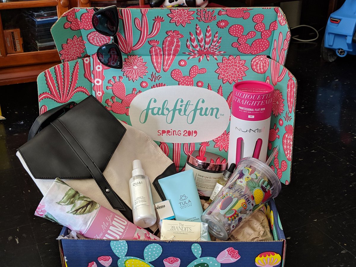 itsElizaRo's tweet image. I am IN LOVE with my spring box. Probably the best box I&apos;ve gotten so far. 
I may or may not be wearing my Mumu robe right now 😁 #fabfitfun  #fabfitfunspringbox