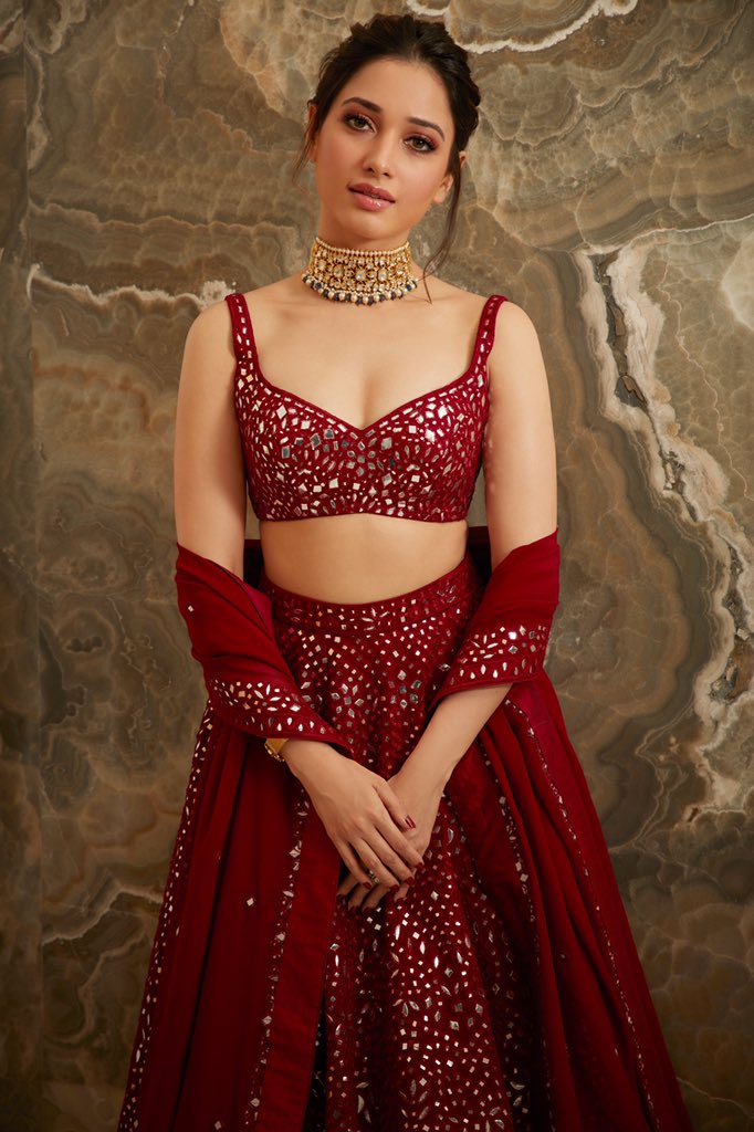 tamannaahspeaks's tweet image. For Akash and Shloka’s wedding 🥰
Wearing: #Tamannapunjabikapoor
Jewellery by: @sshekhawatjpr 
Styled by: @SanjanaBatra 
Hair by: @MukharjeeTina 
Make up: #nikkirajani
Photographer: #Mohitbhatia
