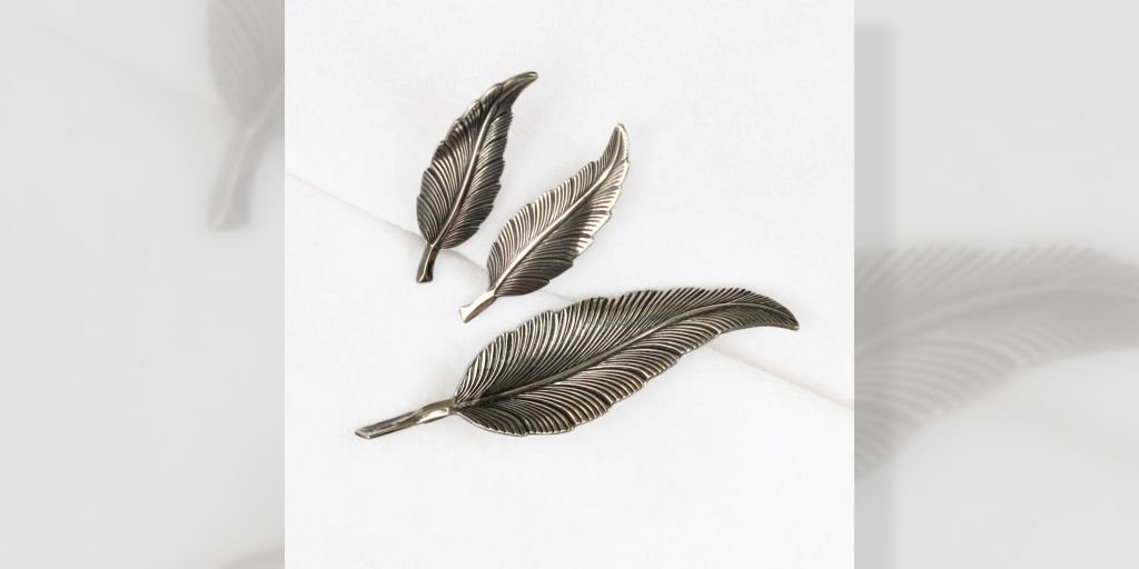 Take flight with these beautiful sterling silver feathers! bit.ly/2KTfRvz  #sterlingsilver #BeauSterling #vintagejewelry #featherjewelry #giftforher #midcentury #shopsmall #jewelryforsale