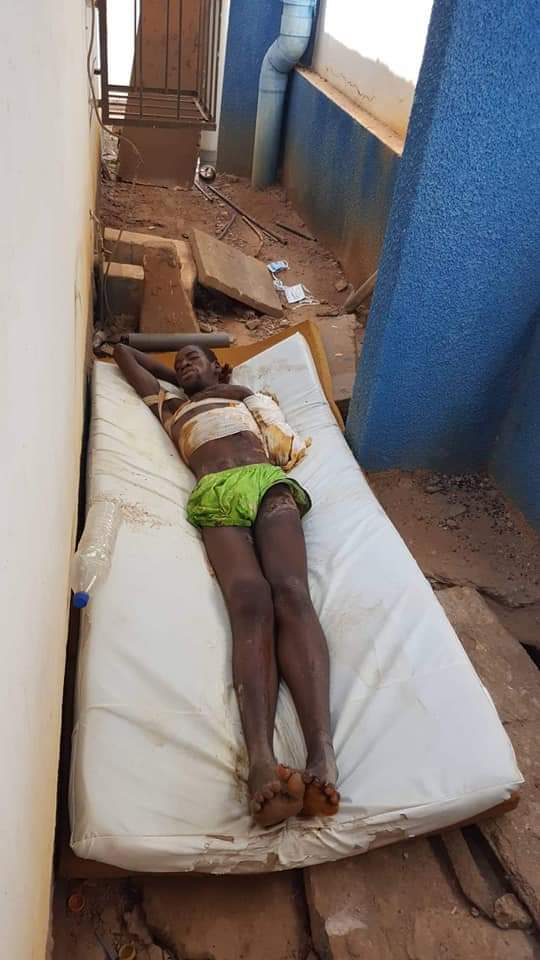 Gbagbo_TTC's tweet photo. Ce pauvre Mr mourant, sans soin, abandonné dans un couloir du #CHU de #YAMOUSSOUKRO sans parent et visiblement sans moyens financiers.
Ceci illustre bien le niveau de #précarité et de pauvreté des populations, et surtout l'échec du régime #Ouattara
#Civ225 #Abidjan #PaysDeMerde https://t.co/RVDq3e4xTB