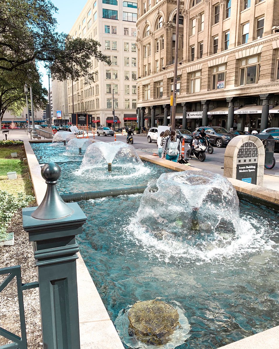 annatporter's tweet image. Happy Monday, friends!! 🤗 I was gonna say “Spring has Sprung” but it’s actually dark, gray and chilly here in Dallas today. 🌧 At least I got to play around downtown today after court! 📸
.
#springhasnotsprung #cold #mondaymood #downtown #ilovedallas #court