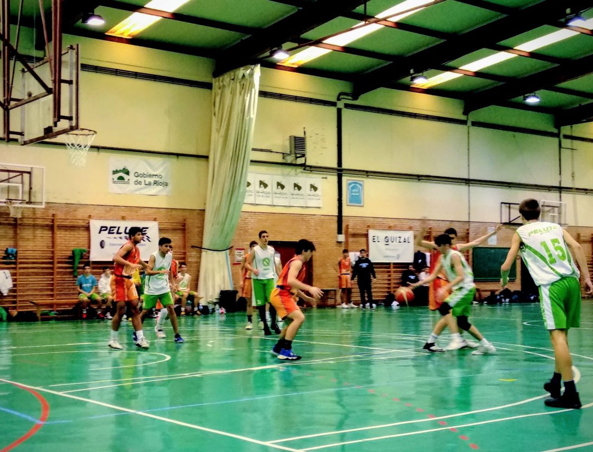 Nuestros JUNIOR no pudieron alzarse con la victoria el pasado sábado, pero hicieron un gran partido...
#másqueunclubunagranfamilia 💪🏼🏀