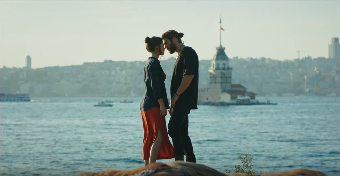 12. Bölüm: Can is fed up with Sanem's childish attitude. She's trying to back off , coming back to reality and the lies between them. He confronts her at the rocks. They declare "war" and Can tells Sanem he won't chase her anymore, she will be coming to him but she won't yield.