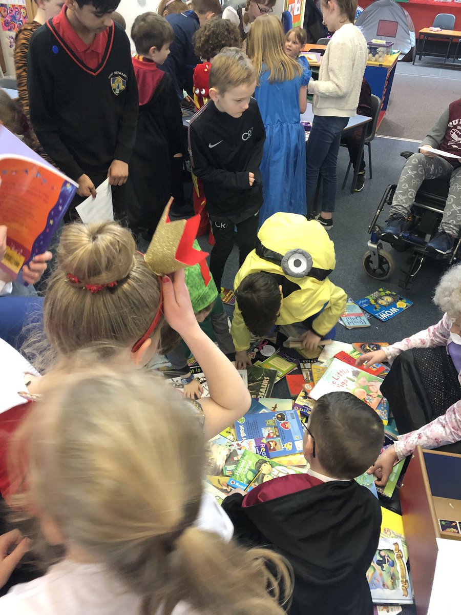 MrsLaidlaw1's tweet photo. P3 loves working with P7 to complete their book scavenger hunt 📚 https://t.co/O3J33r3nmB