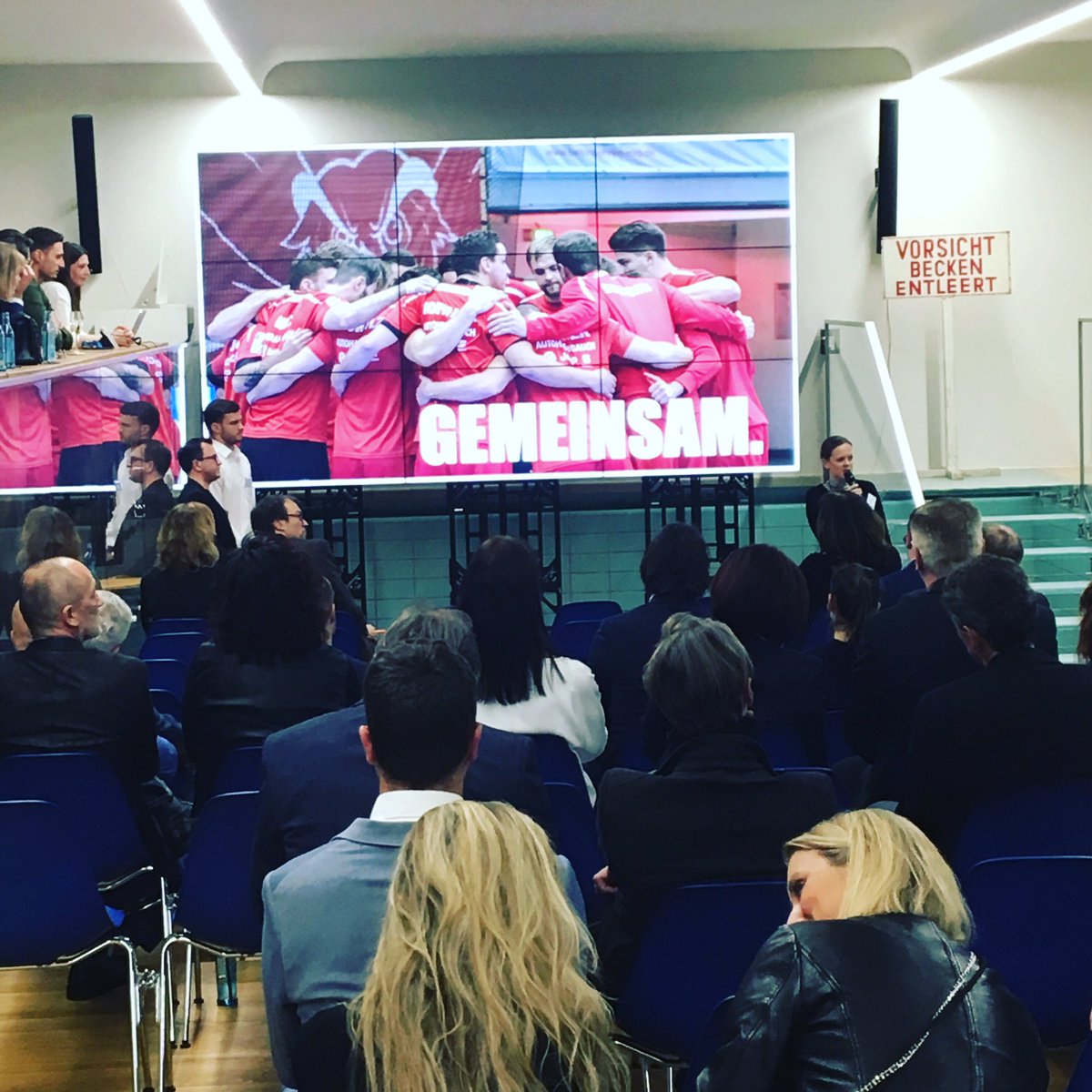 Volles Becken bei der Vorstellung der Eulen #eulen_ludwigshafen #freischwimmer_lu