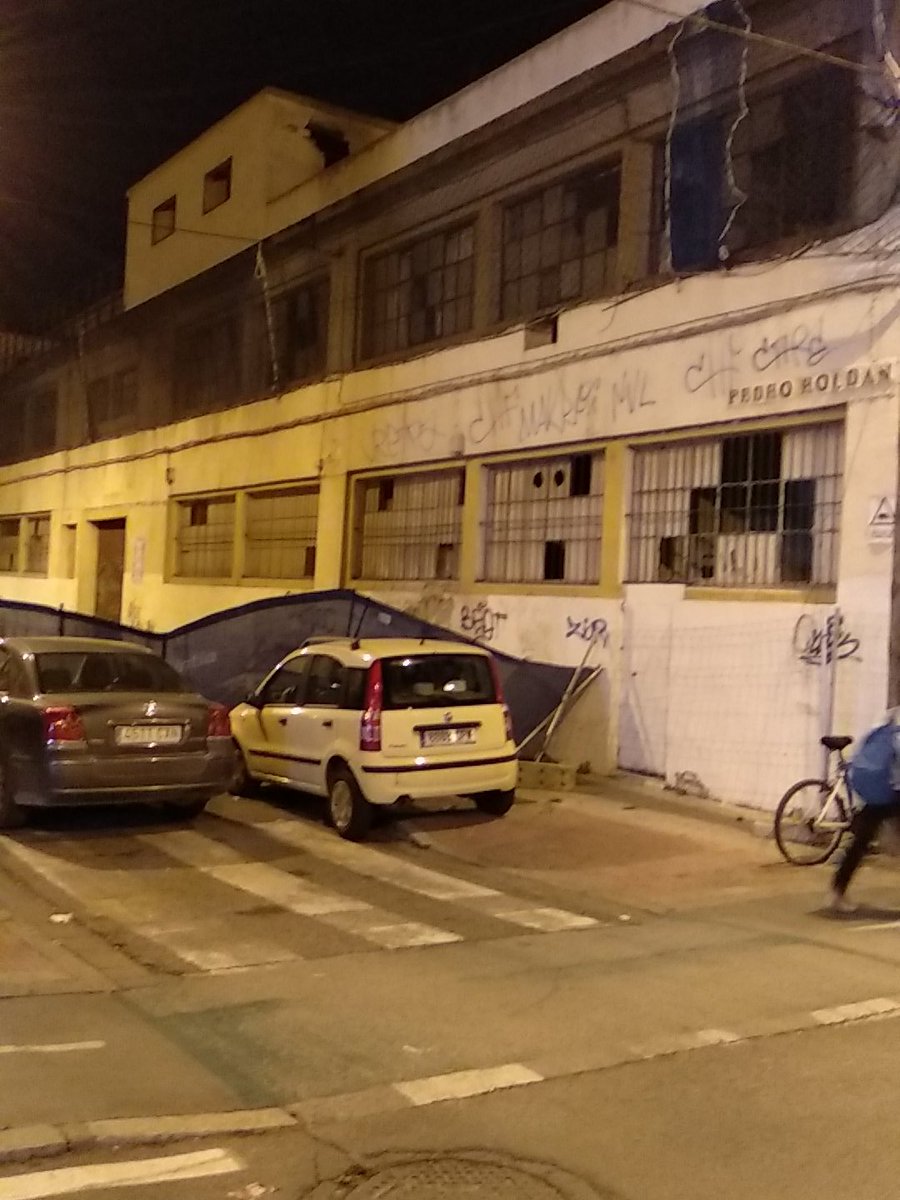 EstrellaTorLos's tweet photo. @Ayto_Sevilla esto no es normal..abandono total de la calle Pedro Roldán junto al también abandonado Mercado de la Puerta de la Carne #Sevillahoy @diariosevilla https://t.co/vEtZ3BYRfI