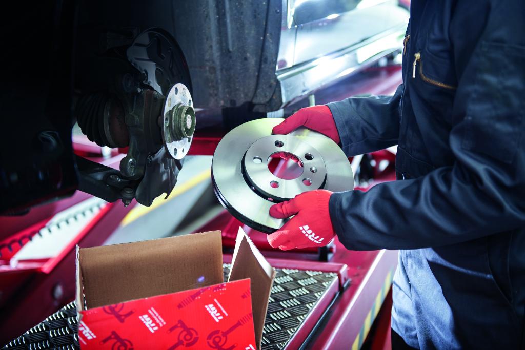 ZFAftermarketUS's tweet photo. We put your #safety first! All #TRW disc brake pads come with our COTEC friction coating, which cuts stopping distances by up to 20 feet during the bedding in period. Choose safety. Choose TRW. #ItsAboutThePart
https://t.co/cbNXfJim7E https://t.co/TUHWyy0FXC