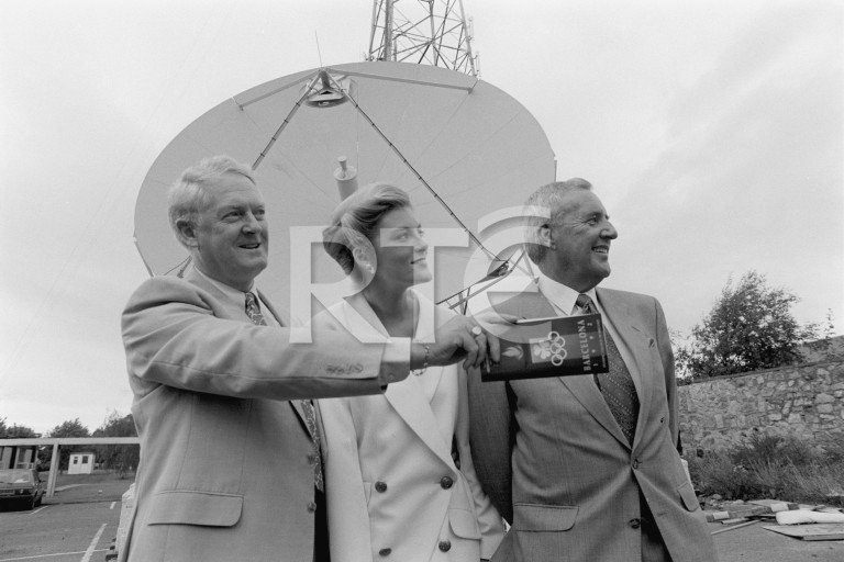 📼👵We're looking for help from any VHS recordin', Olympics lovin' television super-nerds out there. Have you any recordings of RTÉ's 92 Olympics coverage? It may have been taped over by Home &amp; Away but we bet the VHS is still around. Get on to mammy for us there will ya? RT!📼👵