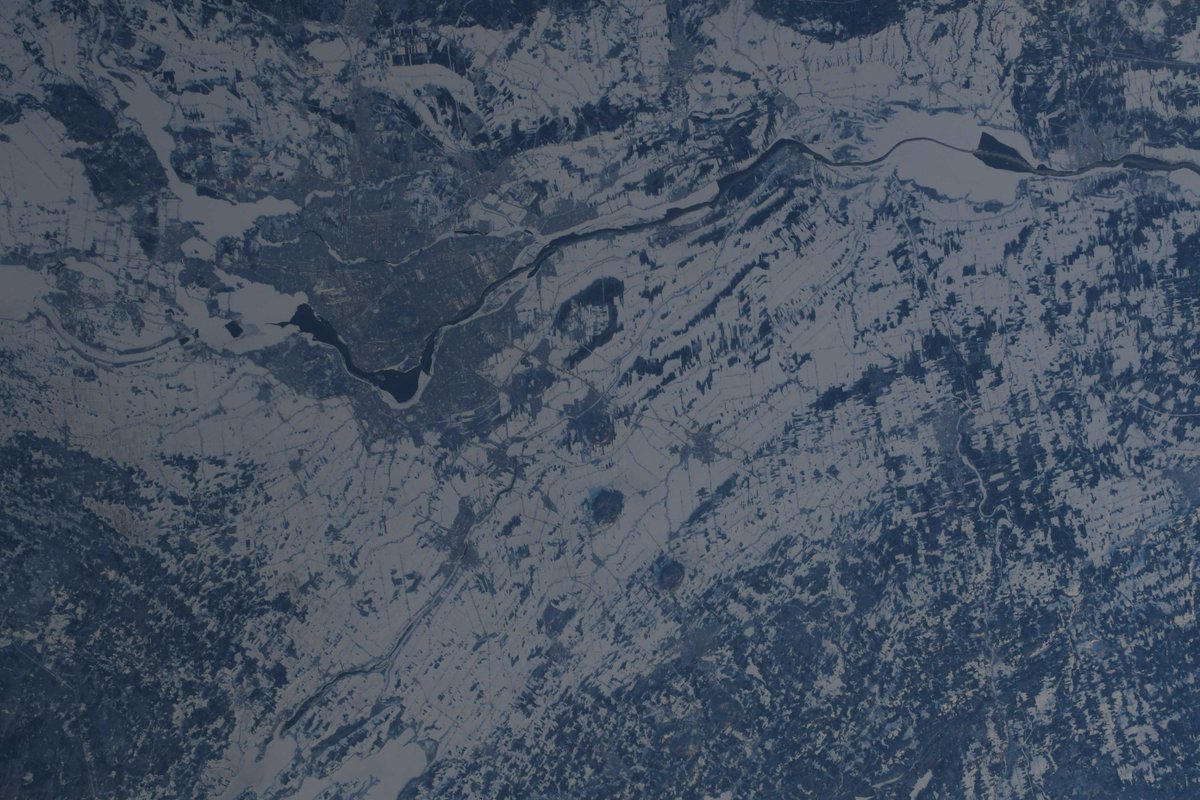 Astro_DavidS's tweet photo. La Montérégie à l’aube. Voyez-vous l’ombre des montagnes sur la plaine? // Montérégie at dawn. Can you see the shadows cast by the mountains on the plains? #DareToExplore #ExploringEarth #EarthObservation #OsezExplorer #ExplorerlaTerre #ObservationdelaTerre https://t.co/L0hvjpSHjL