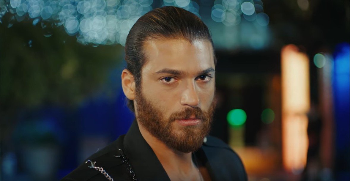 17. Bölüm: It's Sanem's bday. Fabri has a party in her honour but she believes Can has prepared everything for her, including the blue dress she's wearing. She quickly realizes her misunserstanding as Can leaves. Trying to clear the situation, he rejects her with "Obürüsün" 