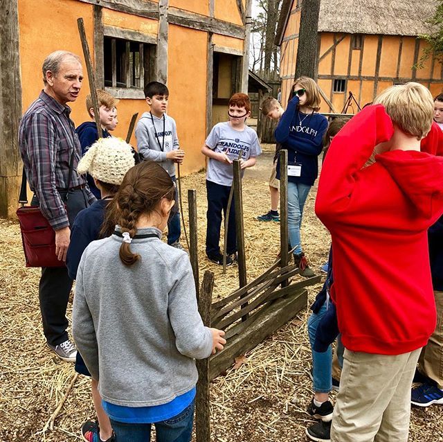 LindzDunnavant's tweet photo. Making a wattle and daub wall #wmsbg4 #rstories19 @williamsburg4th https://t.co/FwoAhAaMXY https://t.co/tHZiauy7Dl