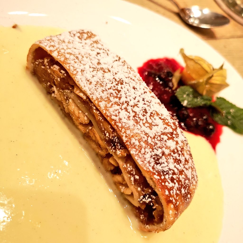 dhirose's tweet photo. ここはおしゃれ系バイエルン料理。おいしい。
#münchen #gulasch #derpschorr #pschorr https://t.co/d8L2QfXGsS