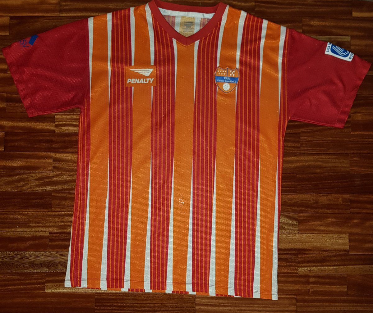 🏛El museo de <a href="/play_futsal/">Play Futsal</a> 🏛 ha conseguido una de las camisetas de una de las mejores canteras del 🌏. Multitud de jugadores de la @LNFS89 militaron en las filas de <a href="/UDRB/">UD Las Rozas FS</a> .
Camiseta muy 🔝 de la época en la que el conjunto madrileño estuvo en división de honor.🏆