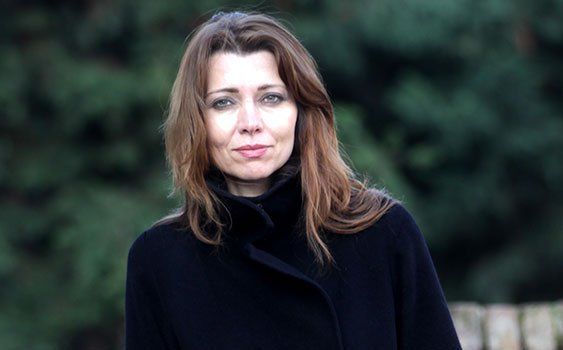 'Acı seni daha güçlü yapar. Korku seni daha cesur yapar. Kırık bir kalp ise, seni daha akıllı yapar.' - Elif Şafak