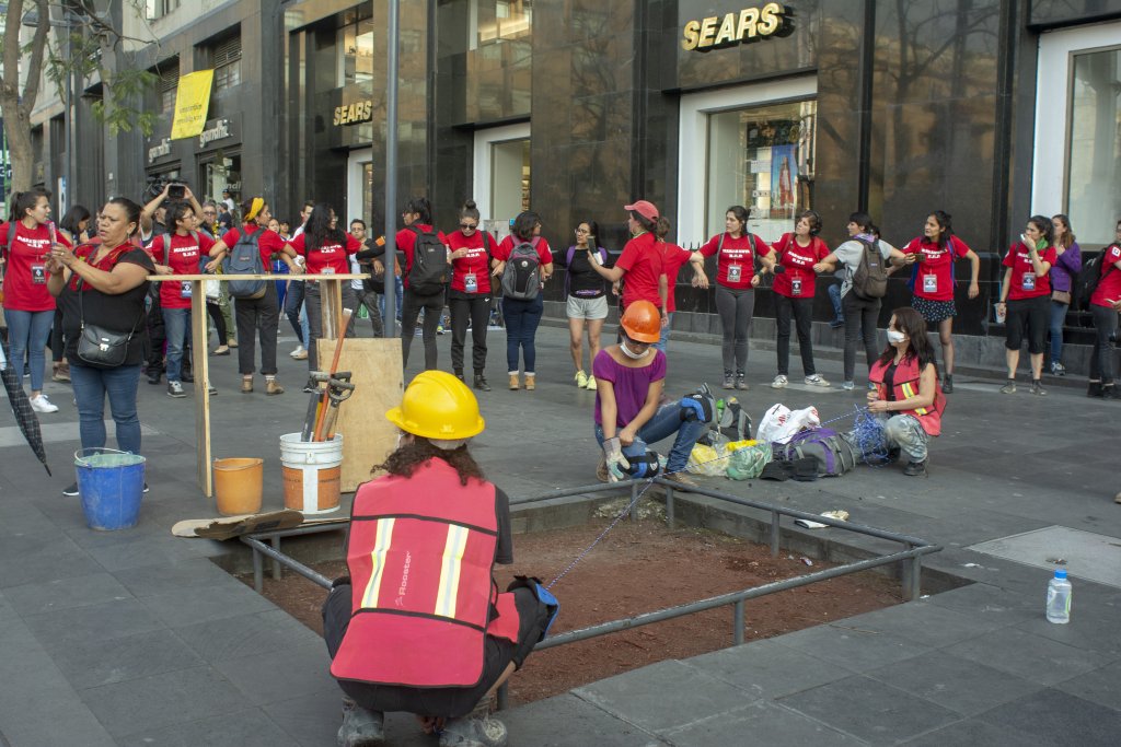 ANTIMONUMENTO CONTRA LOS FEMINICIDIOS. FEMINISTAS Y FAMILIARES DE VÍCTIMAS DE FEMINICIDIO DICEN YA BASTA EN LA CIUDAD DE MÉXICO francescagargallo.wordpress.com/2019/03/11/ant…