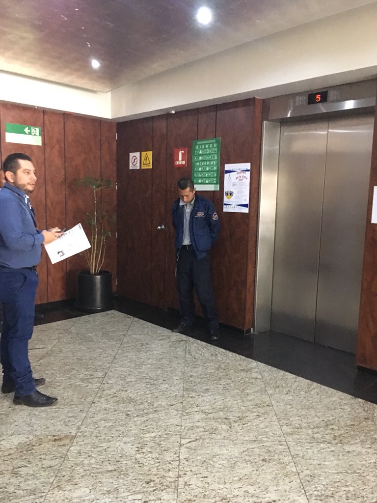 apoyoamadres's tweet photo. Estamos en @CEAVmex  y no nos dejan entrar al baño 2 vigilantes en las puertas de los elevadores por órdenes de @JaimeRochin @apoyoamadres @Diana85480227 @CATWLACDIR @A_Encinas_R @gpelizarraga @lopezobrador_ @M_OlgaSCordero https://t.co/cCjz36EUI4