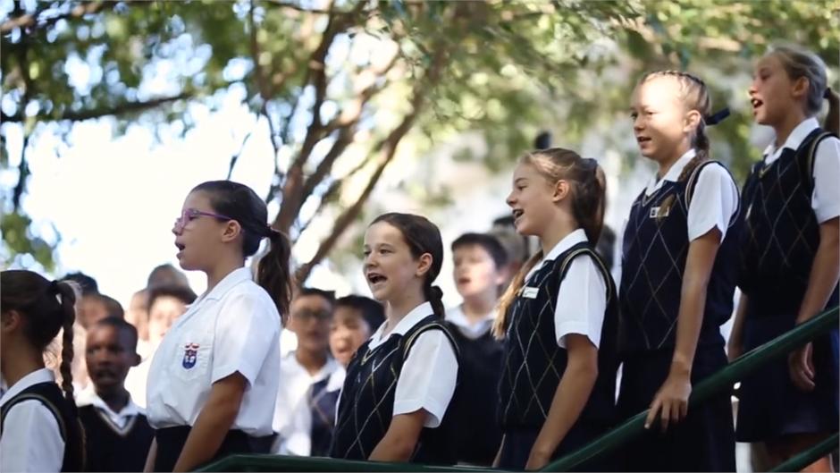 As part of the <a href="/News24/">News24 🇿🇦</a> #AnthemProject the students at Jan van Riebeeck Primary, the oldest Afrikaans-medium school in the Western Cape, perform our national anthem at our #iMadibaProject site at the school. Listen to it here: buff.ly/2ThQKXy
<a href="/OUTsurance/">OUTsurance</a> <a href="/DBE_SA/">Dep. Basic Education</a>