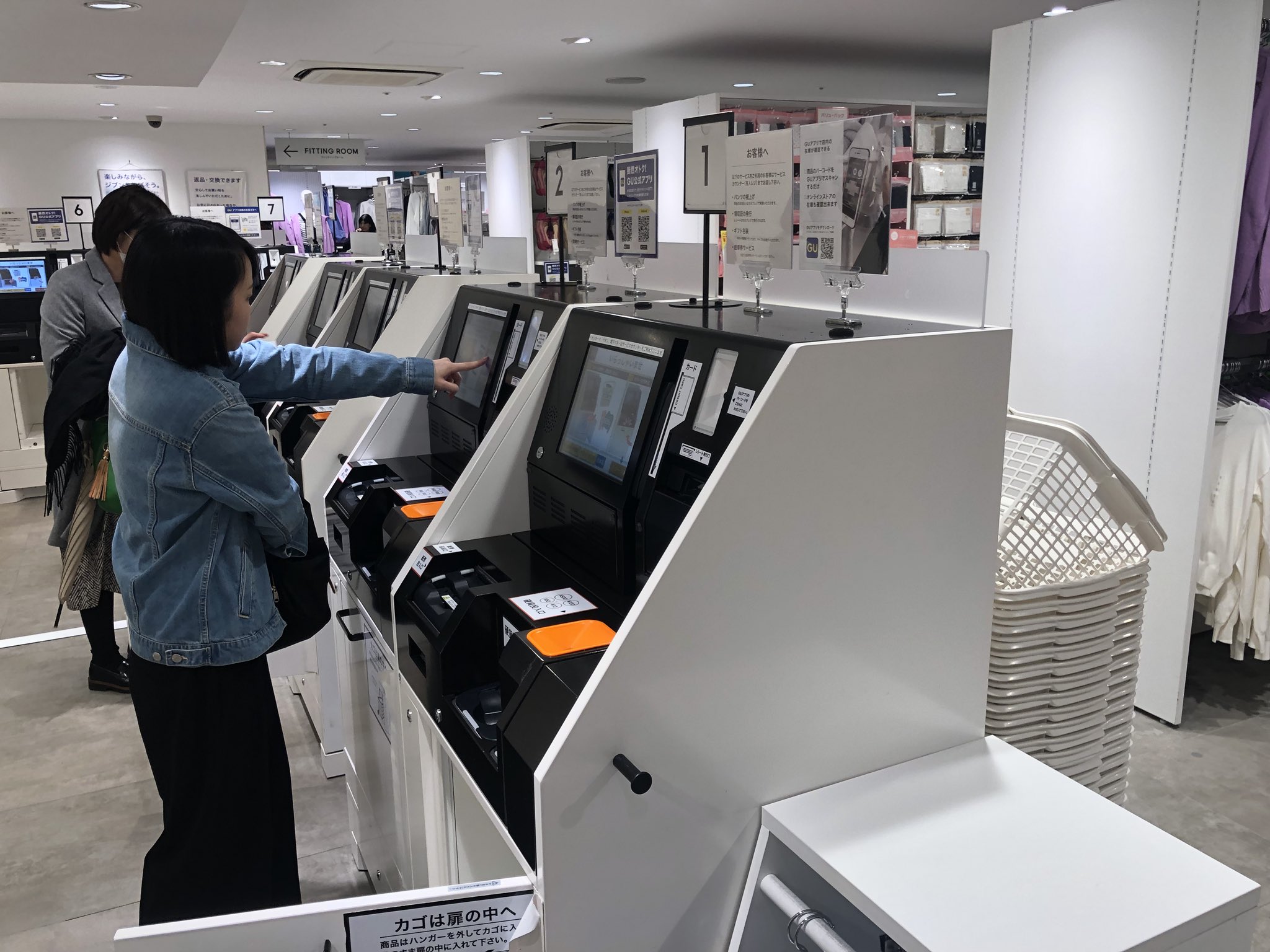 Uemura Takashi Twitterren Guすごい 無人レジめっちゃ導入してて すでに有人レジに店員いなかったし 客も全員無人レジ使ってる レジの下のボックスに買うものを入れて 自動で料金計算してもらう仕組み 袋詰めも自分でやる Https T Co 65hpvzzh6e Twitter