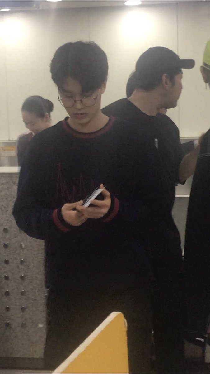 180518, if we talked the best airport looks from taeil heres the date > 180518!! that day taeil killed us softly with his specs/glasses 〇-〇♡please wear more specs in airport looks, i beg you moon taeil ;3;)>