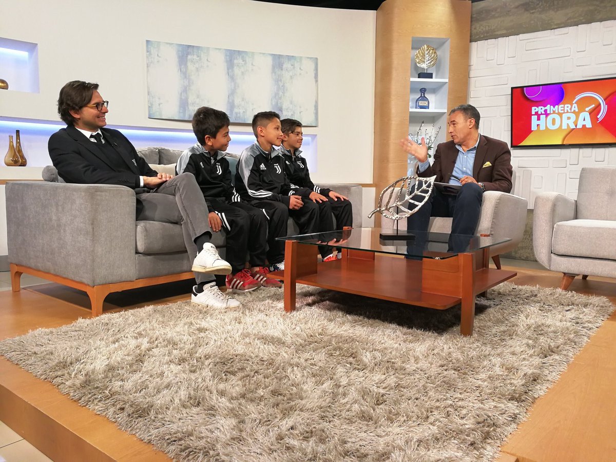 JuanMaBedoya's tweet photo. @AdrianMagnoli Que grande Profe!

Lo clave está en la responsabilidad en la formación de menores y nuevos talentos. 

Ética y metodología con pedagogía, así trabajamos en la @jacademycol 

#FutbolAsiDIRECTV
#PonteLa10xQuintero
#ElProfeDIRECTV https://t.co/VV1us4tfRt