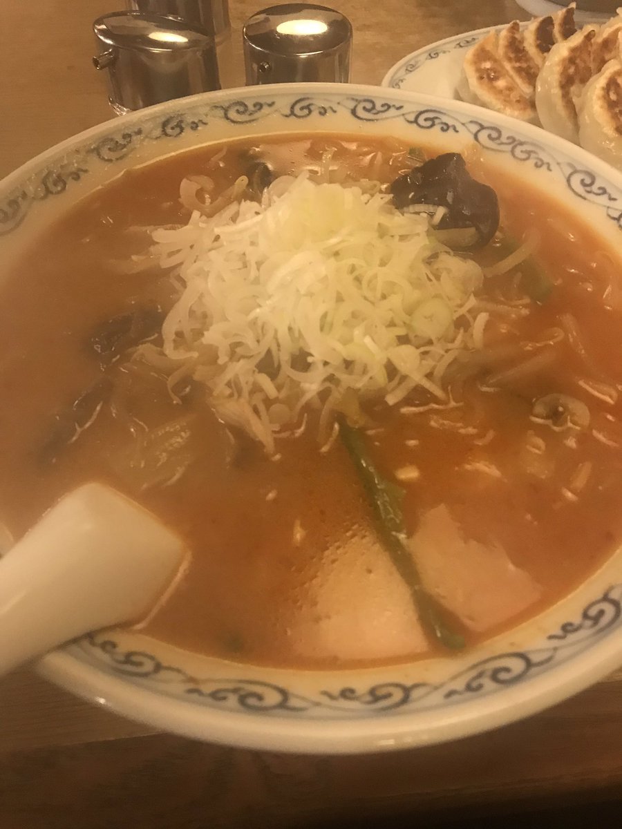 helpnight1231's tweet photo. 歌舞伎のオロチョンラーメン。
ここはまじでオススメ✨
コラーゲンめっちゃ入ってるから女の子にもめっちゃ勧めてる😍
食べたい人一緒にいこー！
#新宿 #歌舞伎町 #スカウト #グルメ #グルマス #グルダン #ホスト #シャンコ #ジャニオタ #バンギャ #クソ客のいる生活 https://t.co/X4DnW7n8fU