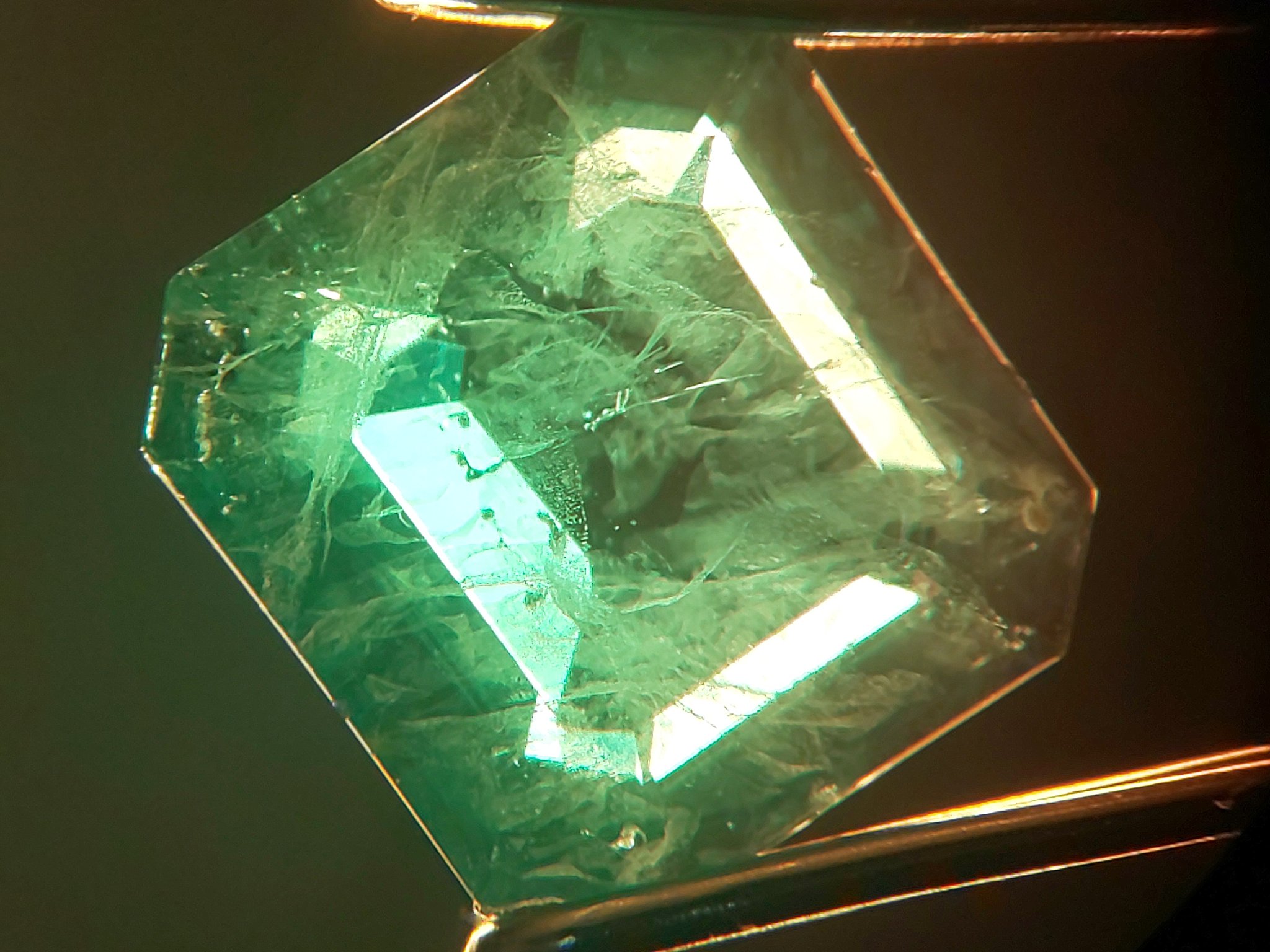 Syamantaka フラックス法で作られた合成エメラルドのインクルージョンは綺麗だよね ウィスピーベールと言います 通称 合成エメのモヤモヤしたやつ T Co S4paqsxojk Twitter