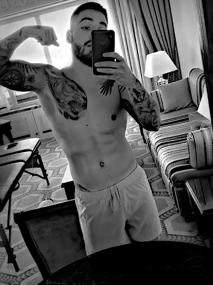 • Me besé a tu novia, mala mía.