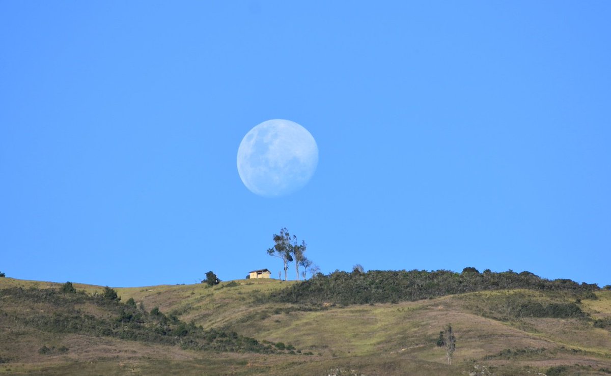 MarcoNavarroB's tweet photo. Una fotito de la luna sobre las montañas de Paute, hermoso cantón de la provincia del #Azuay https://t.co/TbWJrwbHxi