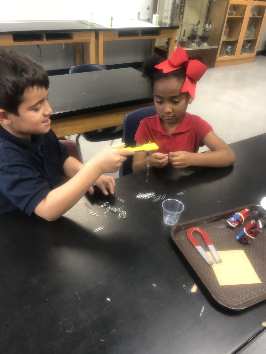 leelee3675's tweet photo. @HaysSTEAMshines Kinder students exploring and using their knowledge about magnets in science lab.#sciencerocksupinhere! https://t.co/gniDeNq6lg