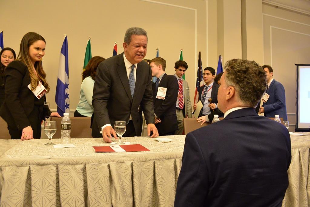 LeonelFernandez's tweet photo. Tengo la confianza de que una juventud preparada, solidaria y presta a trabajar a favor de la dignidad de todos los seres humanos, logrará marcar grandes huellas en la historia. https://t.co/Z8Vcp4b923