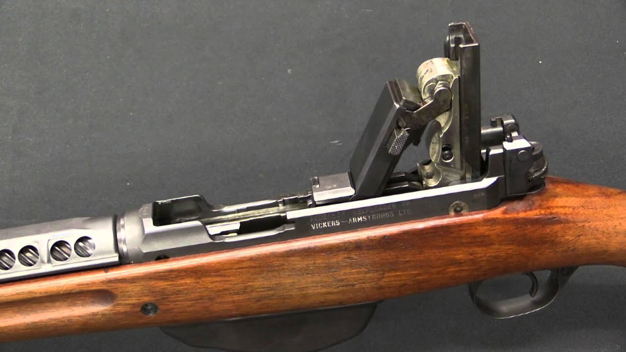 Drisine ピダーセンデバイスの話のついでにピダーセン自動小銃というこれまた面白い半自動小銃をみつけた 構造はルガー拳銃の機構を組み込んだものらしく作動がまんまそれ 欠点が多く命中精度や弾薬の都合で不採用になったものの日本帝国が1930年代初期に