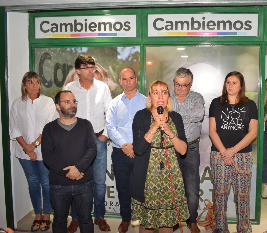 Lourdesvmansi's tweet photo. La nueva @JProGeneralRoca acompañando a sus candidatos en la inauguración del local de Cambiemos General Roca  💪💪
#JM2019
#LorenaMatzenGobernadora 
#NSC2019
#HagamosQueSuceda https://t.co/uNUrqTeuae