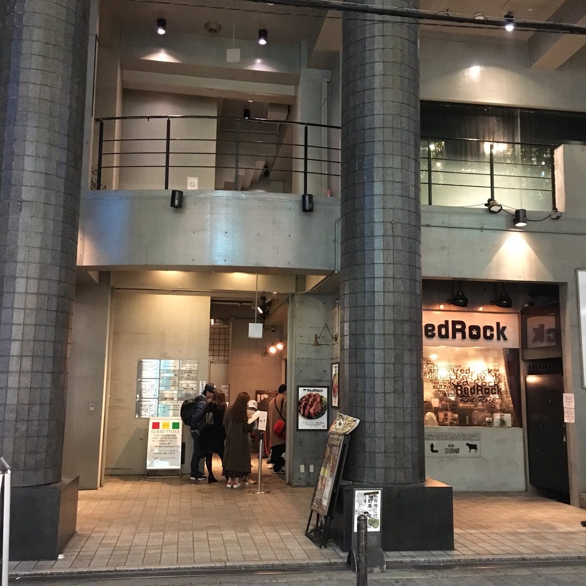 TRY_DENT's tweet photo. 3/24イベント会場外観&amp;アクセス

【アクセス】
アメリカ村内「ニトリ」すぐ前
御堂筋線「心斎橋」駅より徒歩5分

写真2枚目の奥にあるエレベーター(ニトリ側)または3枚目の階段(西側)にて3階までお越しください
開始時間は16時からですので是非オープンと同時にお越しを‼️ https://t.co/Vr4zOMUMYd