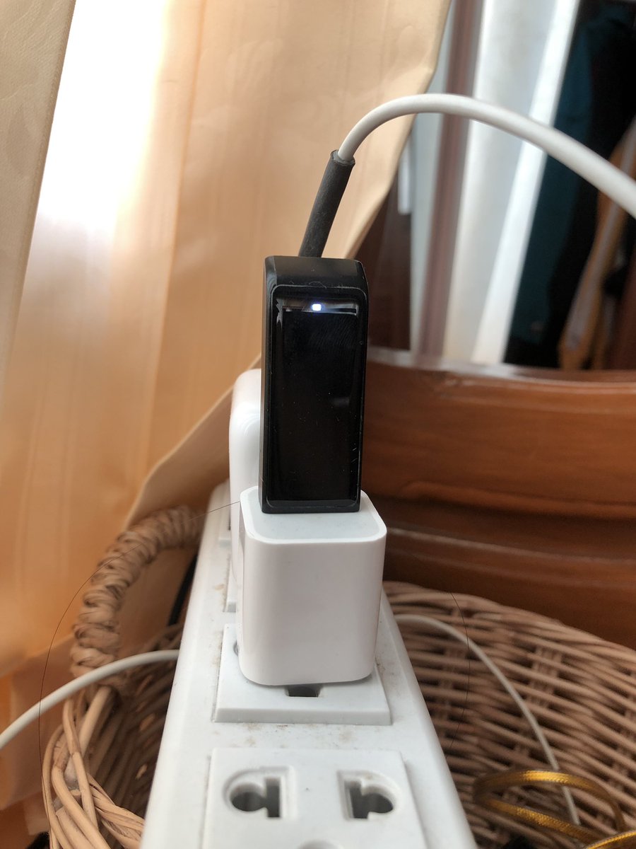 shittydamnit's tweet photo. นาฬิกาออกกำลังกาย moov smart watch รุ่น i5plus มี2เรือน ใช้ได้ปกติทั้ง2อัน ขายเพราะป๋า��ื้อapple watchให้แล้ว อันนี้ไม่ได้ใช้แล้ว (มี2เพราะเมาคิดว่าหายเลยไปซื้อใหม่อีกอัน สรุปอยู่ใต้เบาะรถ) ซื้อมาอีกไม่กี่ร้อยก็1,000แล้ว ขาย400พอ ส่งฟรี #ส่งต่อคสอ #ส่งต่อสกินแคร์  #ส่งต่อเสื้อผ้า https://t.co/zhtLHK011n
