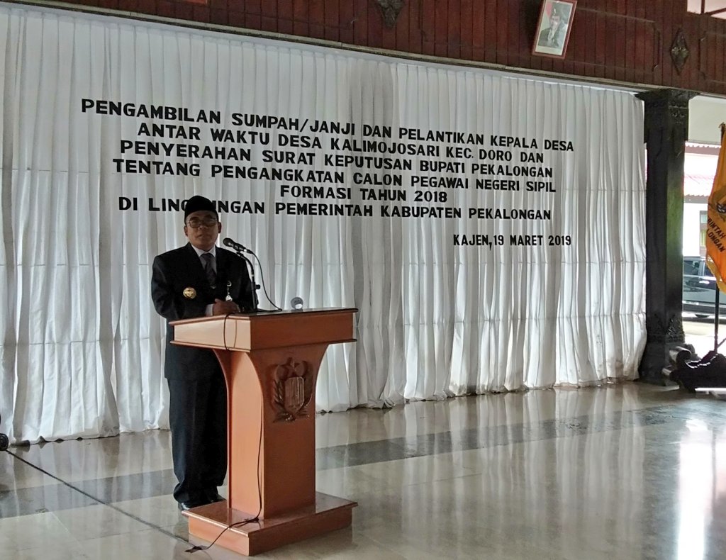 Bupati Pekalongan <a href="/AsipKholbihi/">Asip Kholbihi</a> mengingatkan kepada CPNS 2018 untuk menerapkan budaya malu, 
malu datang terlambat, malu pulang lebih awal dan
banyak kerja sedikit bicara.