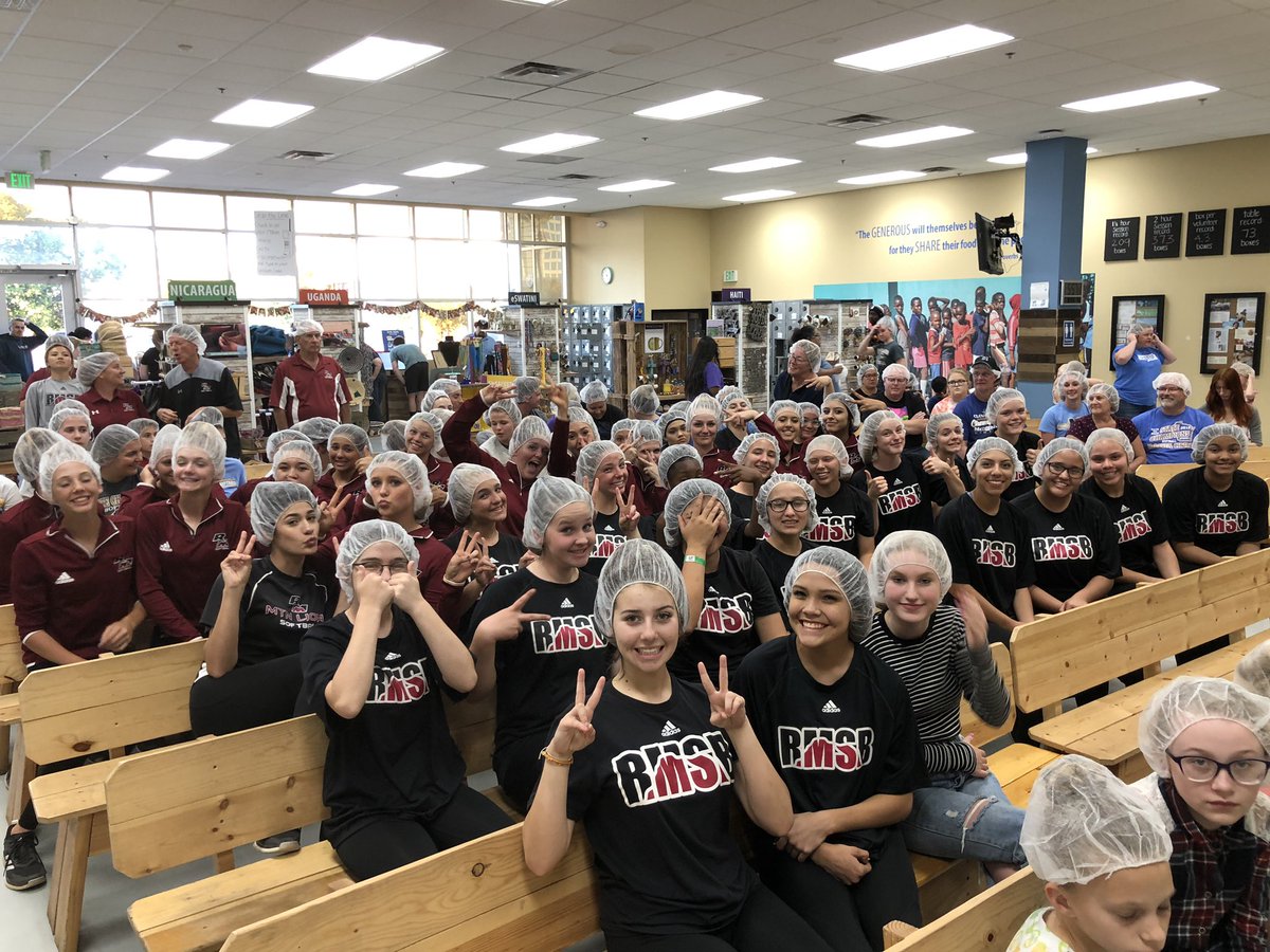 RMSoftballTeam's tweet photo. @RMSoftballTeam  volunteered at Feed My Starving Children @fmsc_org  GREAT TIME GREAT FUN https://t.co/Y8OQK7s3Rf