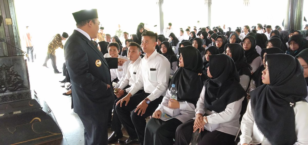 Bupati <a href="/AsipKholbihi/">Asip Kholbihi</a> menghampiri dan ngobrol santai dengan salah satu #CPNSPekalonganKab2018 dari formasi guru.