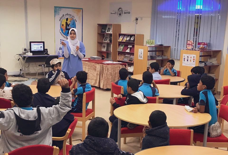 ALASIMAUAE's tweet photo. ضمن مبادرات هيئة الصحة وشركة صحة في مدارس أبوظبي، نظّم مكتب التمريض في مدرسة العاصمة للتعليم الأساسي فعاليات توعوية حول الصحة والغذاء والرياضة ونظافة اليد بهدف توعيه الطلاب بأهميته المحافظة على الصحة العامة @SEHAHealth https://t.co/EpdBNuUu74