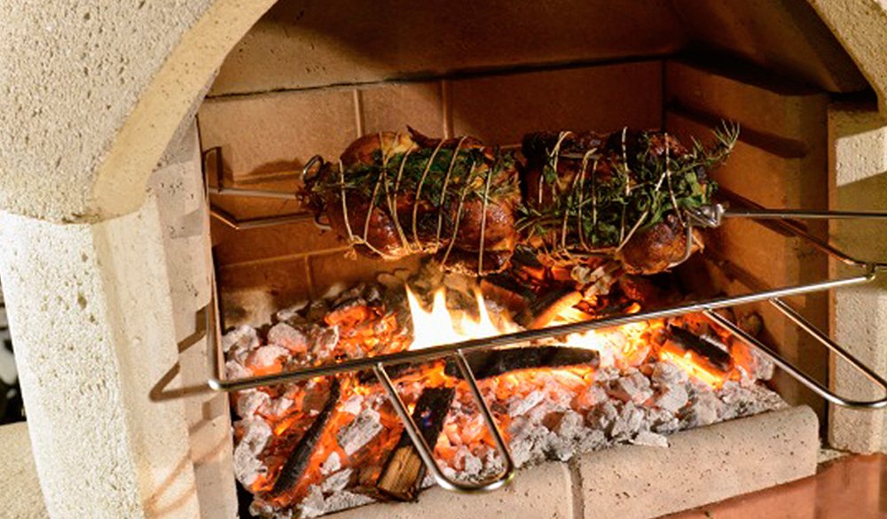 What makes a Buschbeck more than just a BBQ pizza oven? A Buschbeck BBQ Fireplace takes modern functionality to a new level, incorporating various cooking functions with a sleek appearance and a warm, inviting centre piece for any entertainer’s home. bit.ly/2CuW0Sd