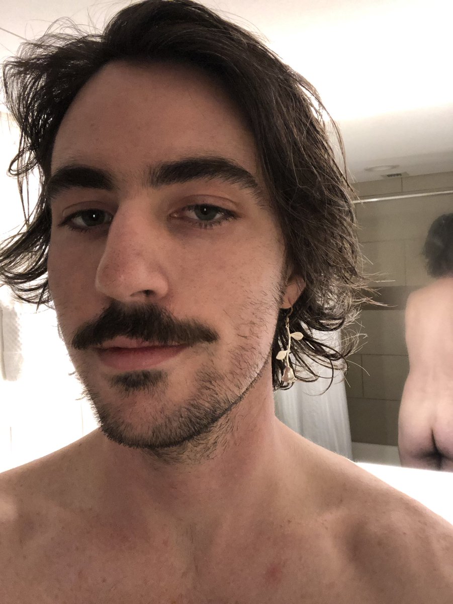 yoooo just got a new earring 🌹🌹