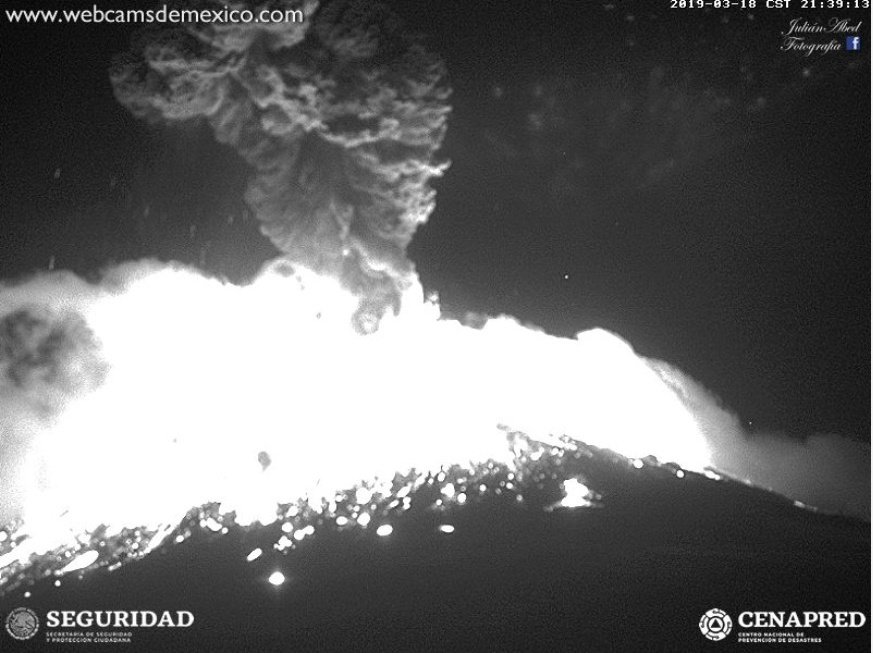 21:38 h Explosión con lanzamiento de material incandescente sobre el cono del #Popocatépetl, así como la emisión de ceniza con dispersión hacia el noreste de Puebla. <a href="/webcamsdemexico/">Webcams de México</a>