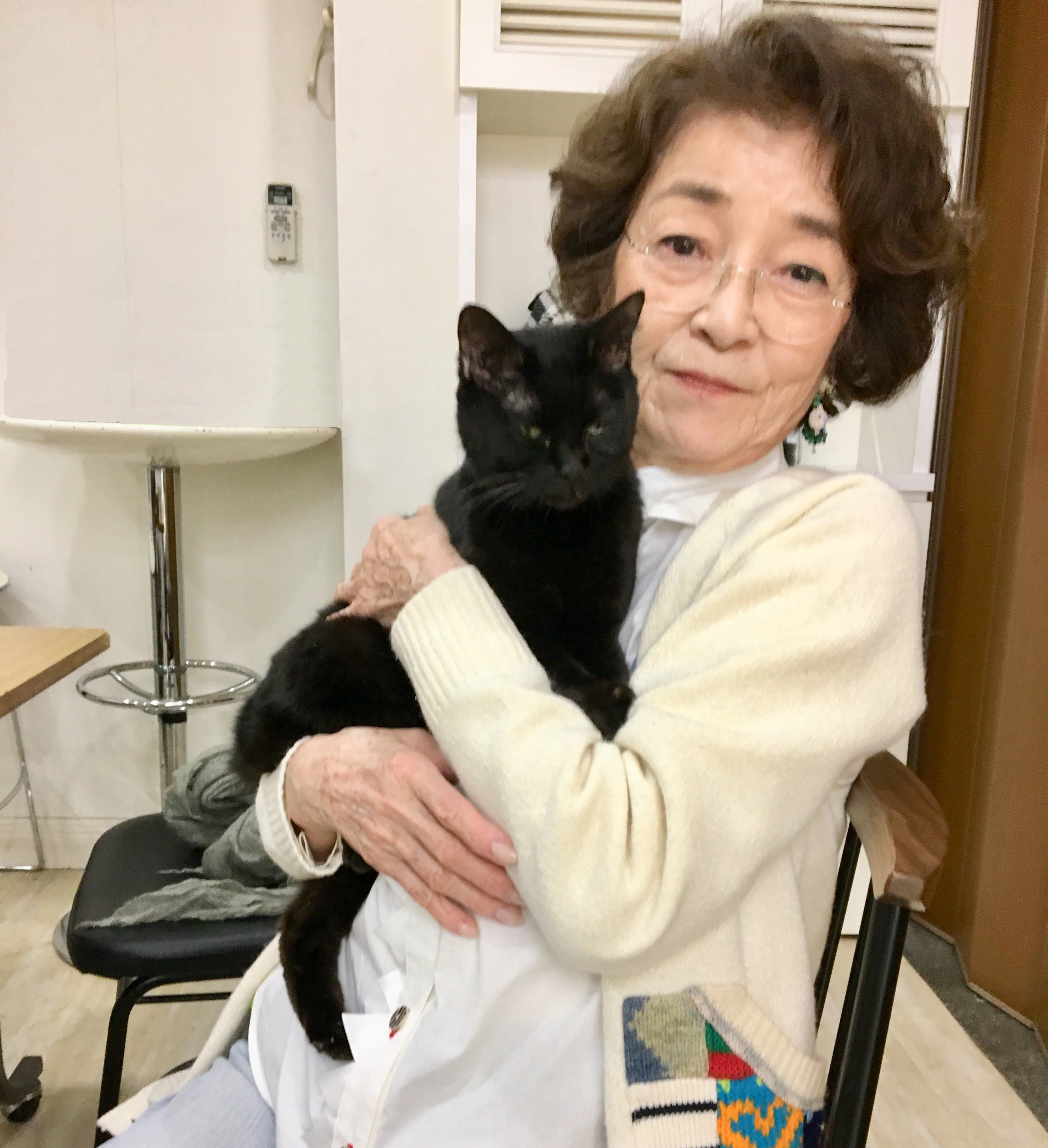 映画 初恋 お父さん チビがいなくなりました 11 6bd Dvd発売 倍賞千恵子 さんの取材時での1枚 チビ役の りんご さん お仕度中も取材中も ずっと側を離れないほど 倍賞さんのことが大好き 映画を思い出してスタッフは 感動 ふたりの絆を