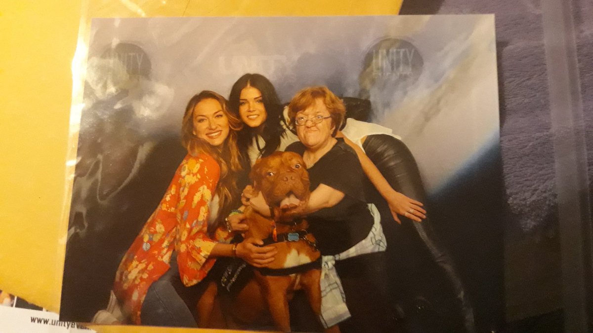 GroundersSource's tweet photo. Probably one of my favorite photos from #unitydays2018 @tasyateles @iamAvgeropoulos #The100 https://t.co/iRv3qudvh8
