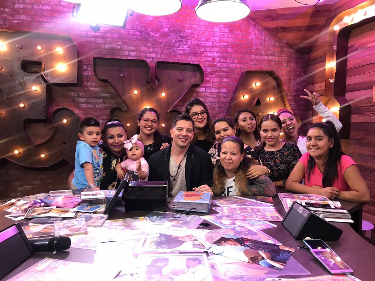 ExaFM's tweet photo. ¡HOY en la cabina de ExaFM sorprendimos a las más fieles seguidoras de @yahirmusic con una súper convivencia! 👏🏼 Checa todo lo que sucedió en este #DíaDelFan --> https://t.co/fXqQLfALgq https://t.co/mA6t1j3cp4