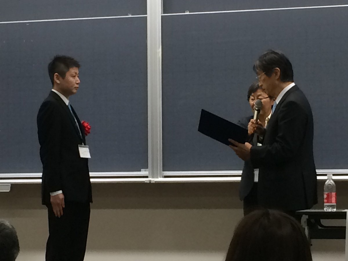 oit_academic's tweet image. 3/18 青山学院大学にて公益社団法人全国大学体育連合総会が開催されました。総会では、当研究室で学生に配布している大学体育ノートの取り組みをまとめた論文が大学体育学優秀論文として表彰されました。筆頭著者である瀧本真己先生に賞状が送られました。#健康体育Lab #大阪工業大学 #大学体育