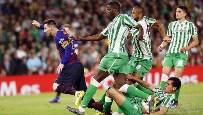 DonFutboI's tweet photo. Hace 6 años, el artista Suhas Nahian había pintado de una manera ‘exagerada’ lo que es el talento de Messi.

Lionel se encargó hacerla realidad: https://t.co/HsS98pvhL6