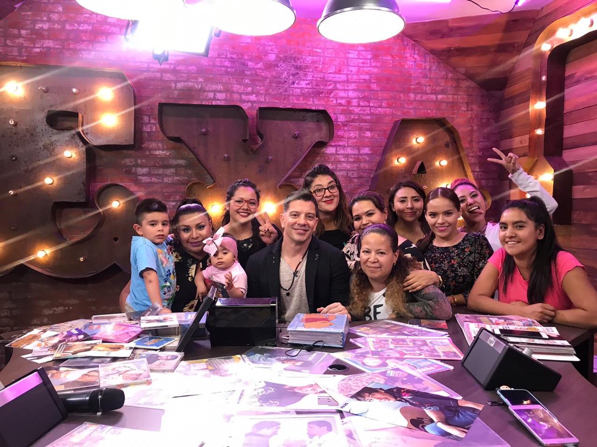 eztef_kno's tweet photo. Gracias @yahirmusic por haberlo hecho posible, cumpliste un gran sueño💫 🙌🏼 ¡Eres un gran ser humano y sabes que siempre estaremos ahí! 🍸 Que sean muchos años más! 🤞🏼—> https://t.co/ZTkpOzVPg2 https://t.co/kHCmkIJFX8